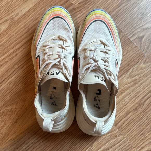 APL women’s streamline tennis shoe. Size 7.5 APL runs true to size 7. - Picture 4 of 6